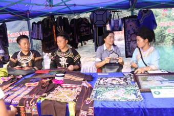 貴州荔波 繡娘巧手舞動(dòng)民族文化，旗袍大賽展現(xiàn)匠心傳承